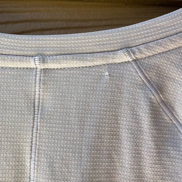 Vuori Short Sleeve Precept Tech Tee in Sky Grey Size Large - Picture 7 of 8